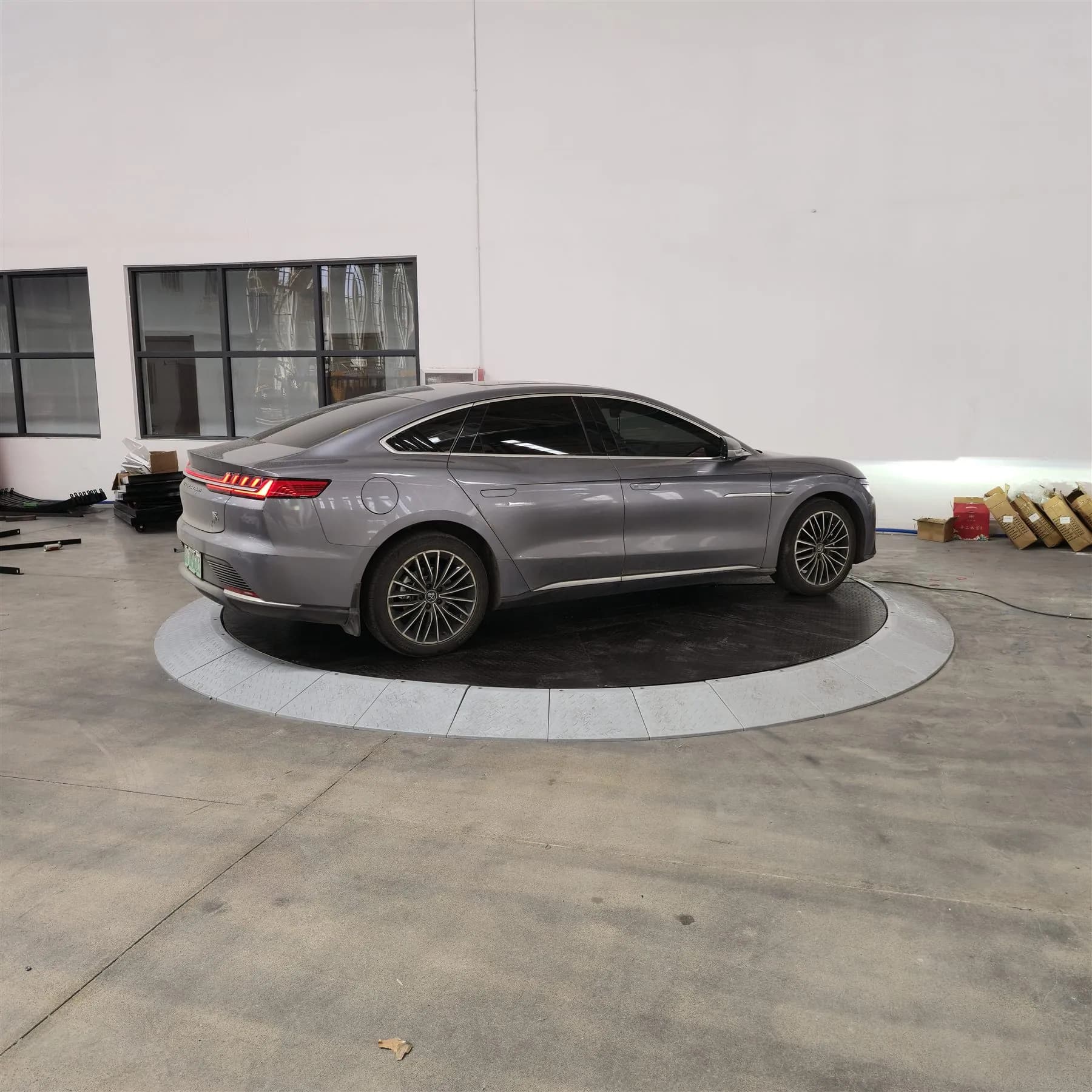 Vehicle on low-profile CTB surface-mounted car turntable