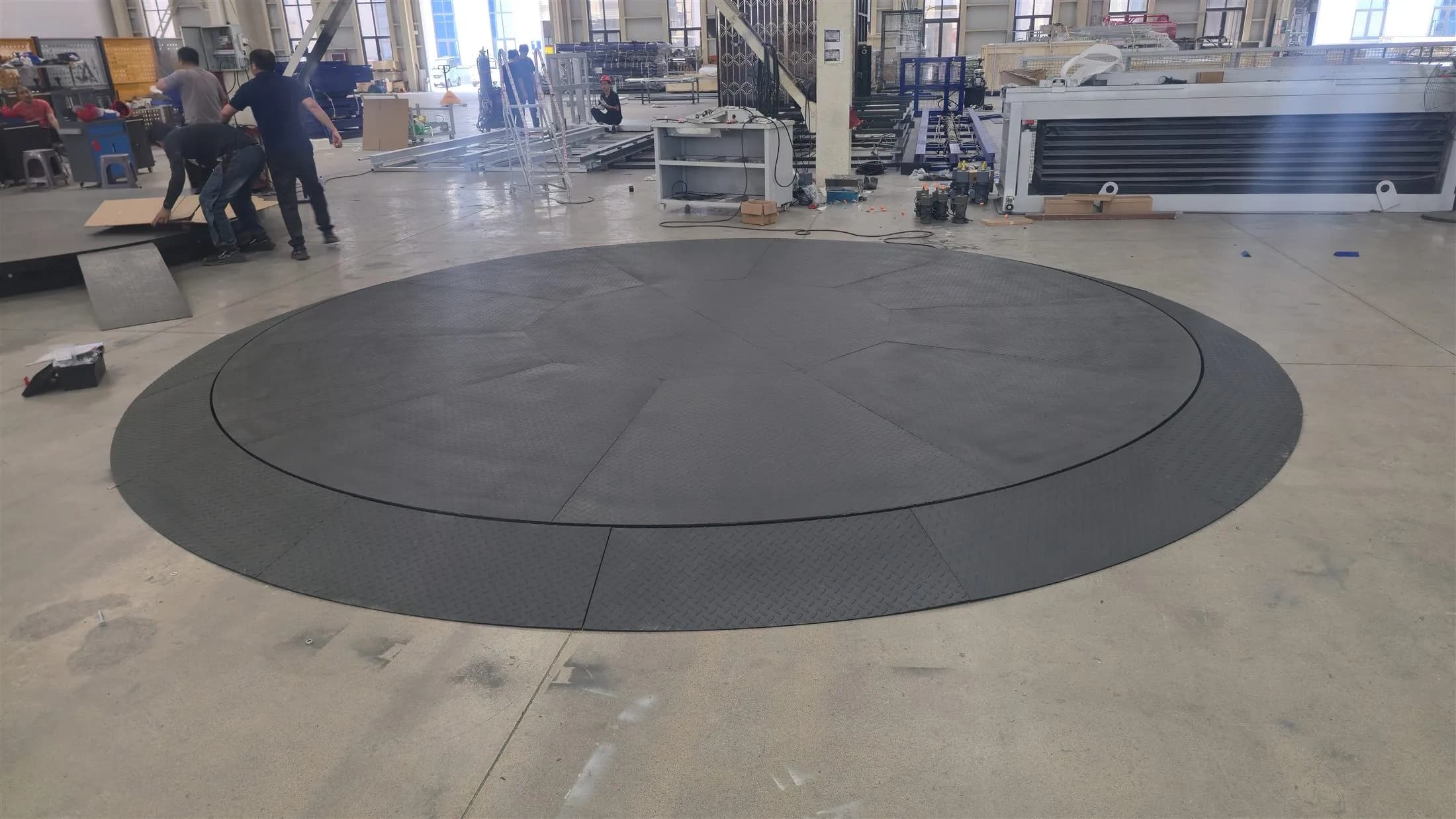 Surface-mounted CTB turntable with surrounding drive-on ramp