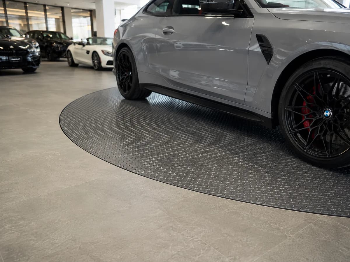 Close view of a vehicle wheel and the textured turntable surface